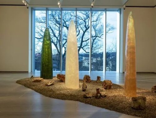 Installation de trois formes minérales dressées sur un lit de gravier