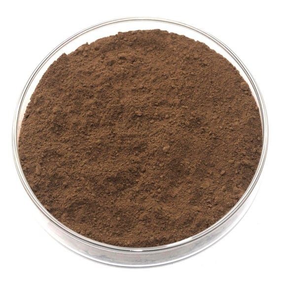 Poudre de terre brune dans une boîte circulaire transparente