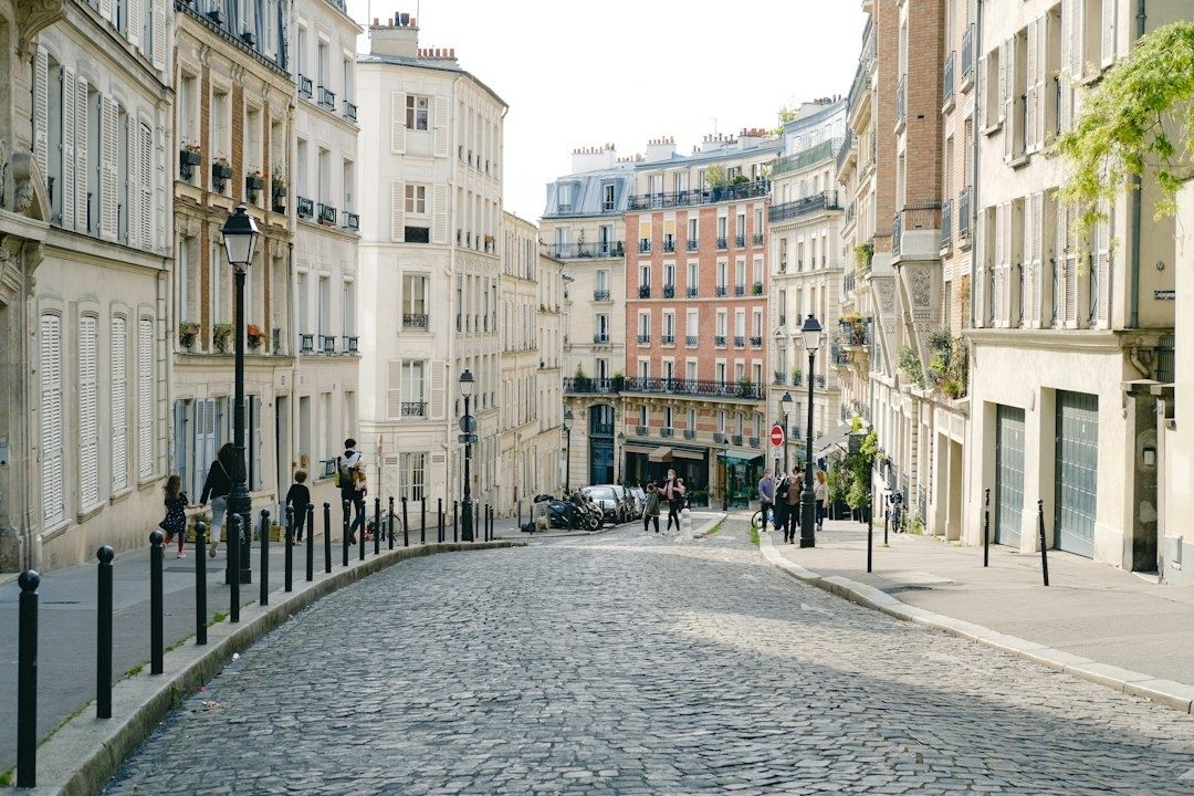 Rue pavée en pente bordée d